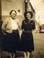 Signora Crotty con un'amica